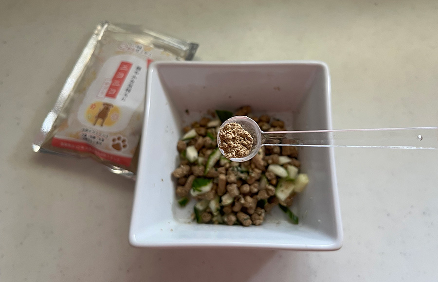 ニコニコサプリをごはんに混ぜる様子