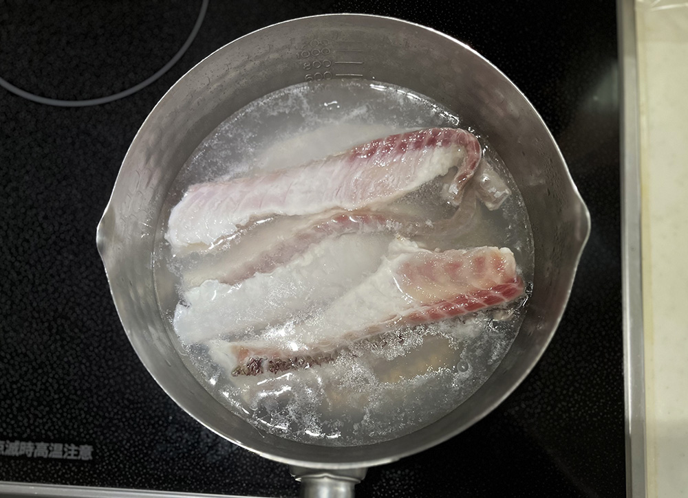 鯛を茹でる様子