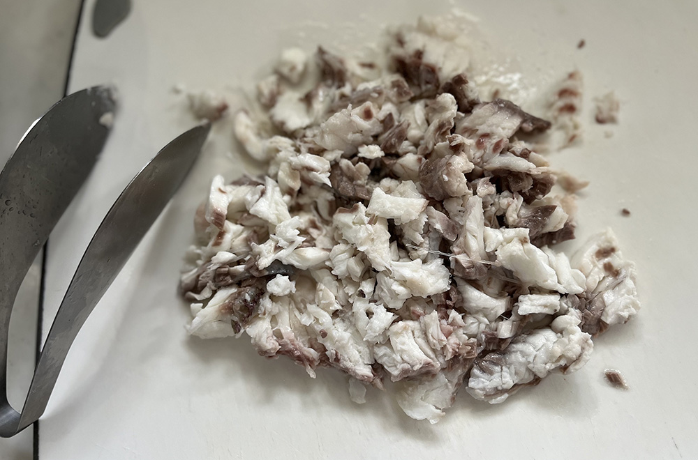 鯛の身をほぐし、骨を取り除く